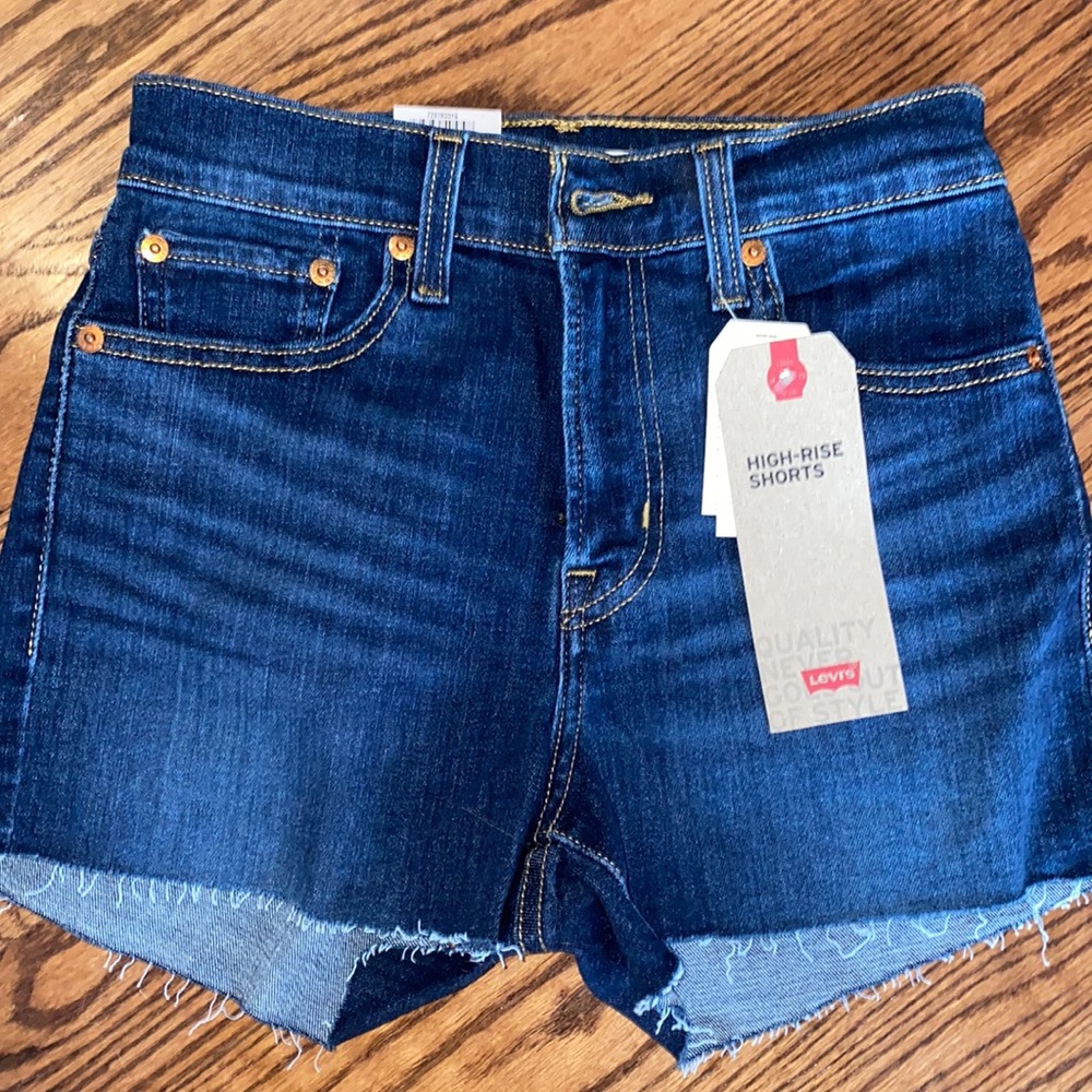 NWT— LEVI’S high rise shorts in medium wash